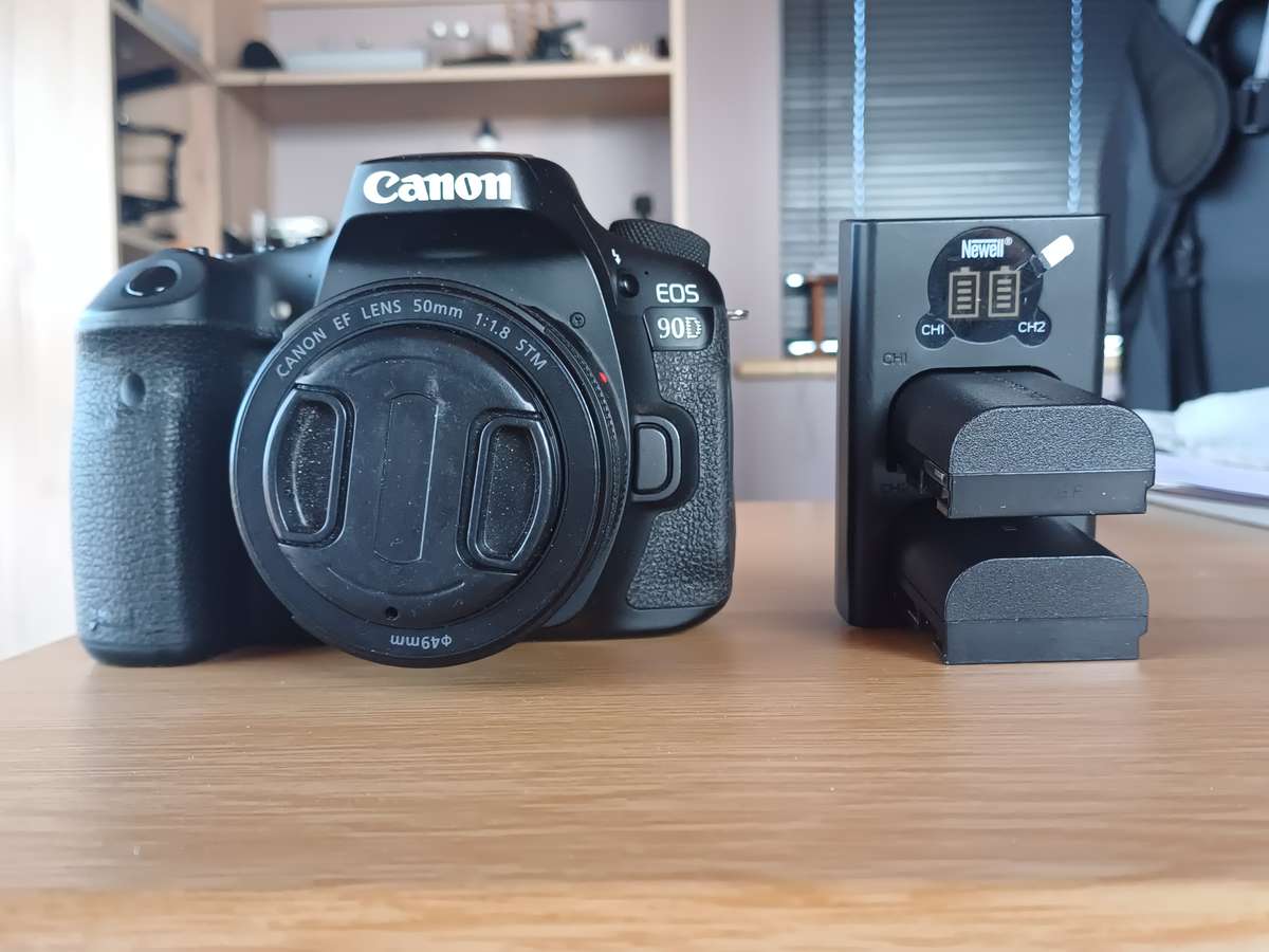 Canon EOS 90D DSLR 32.5mp + 50mm Lens + 2 Batteries