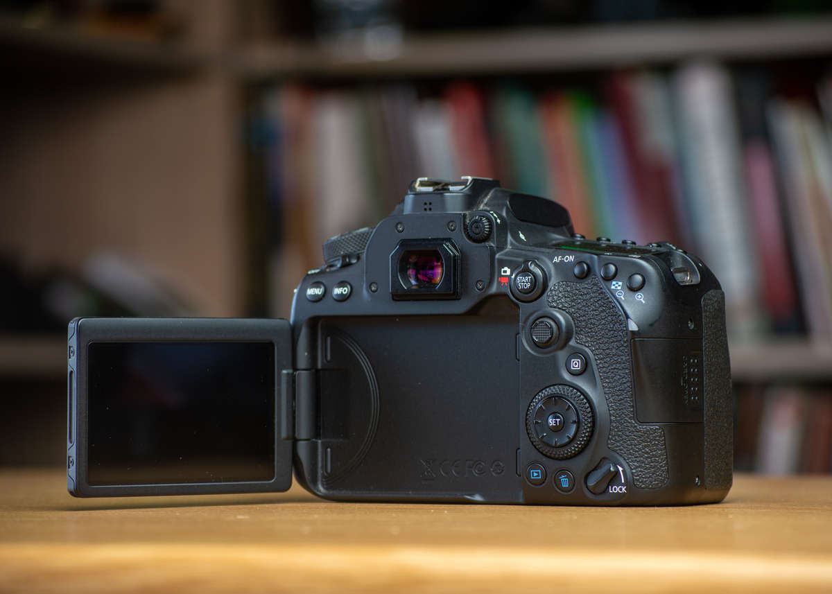 Canon EOS 90D DSLR 32.5mp + 50mm Lens + 2 Batteries