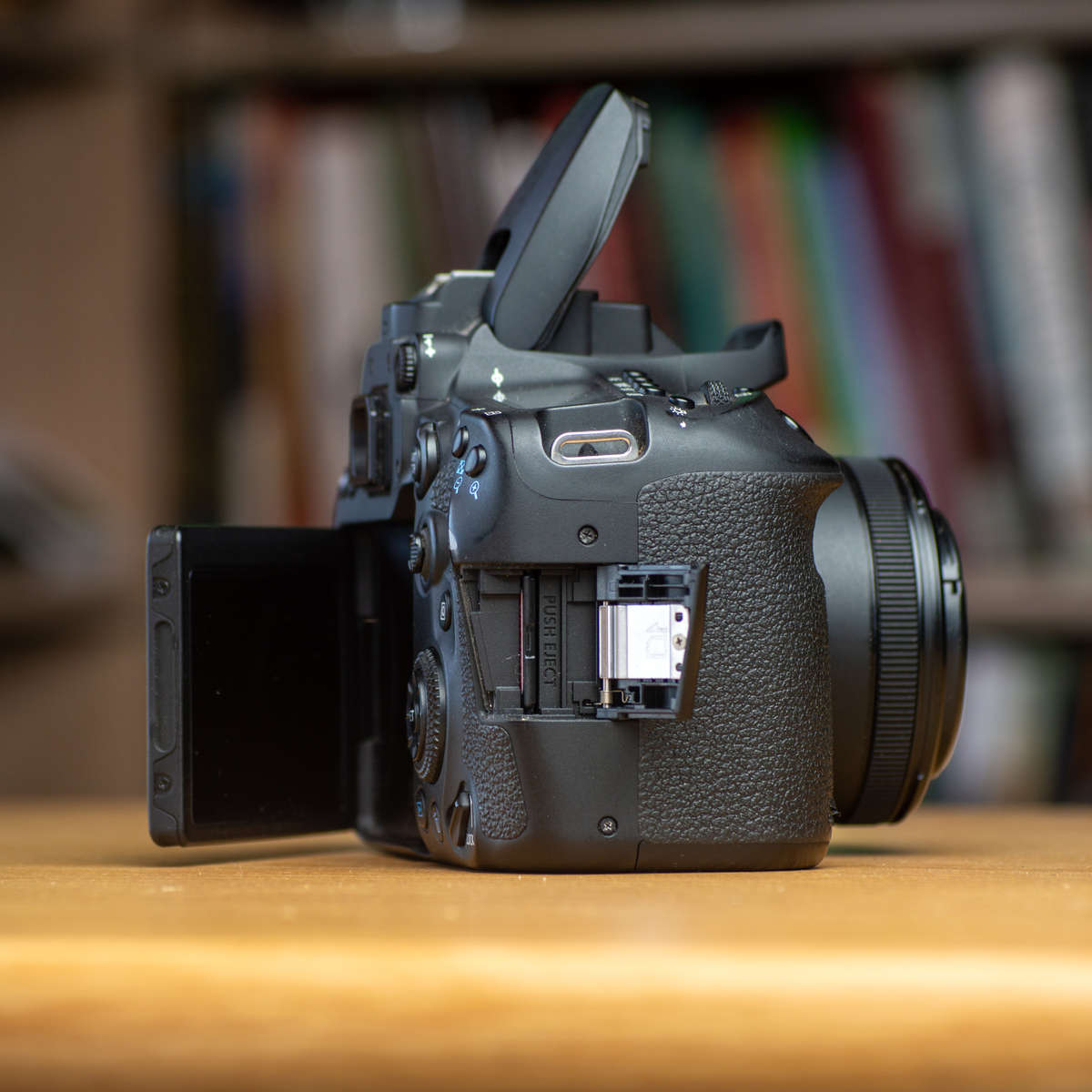 Canon EOS 90D DSLR 32.5mp + 50mm Lens + 2 Batteries