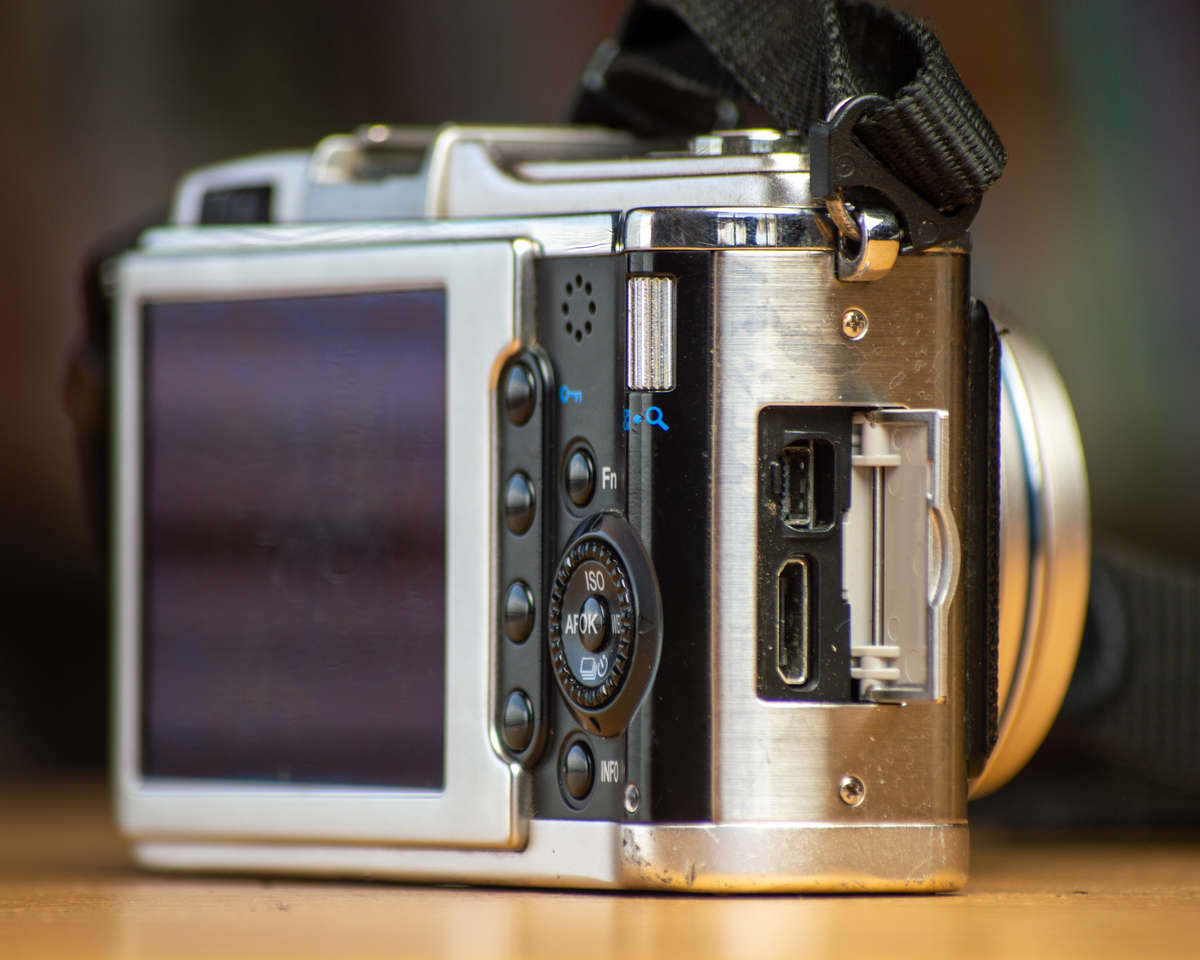 Olympus PEN E-P1 Mirrorless Camera