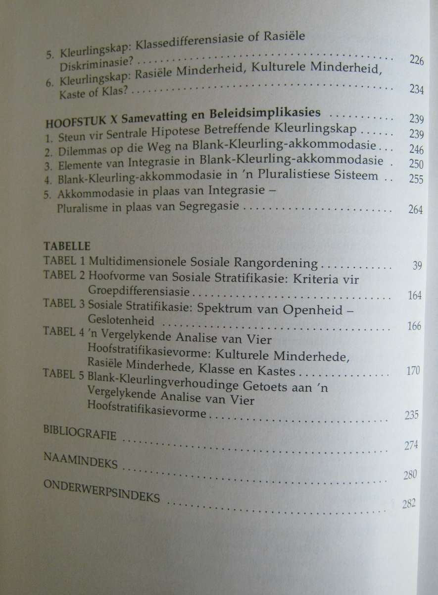 Sosiale Stratifkasie en Kleurlingskap Nic Rhoodie