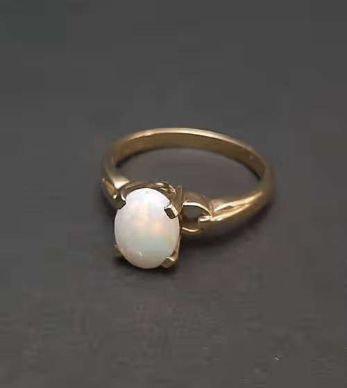 ** STUNNING: 9ct Yellow Gold & White Opal Stone Ladies' Ring (0.5 ct).**