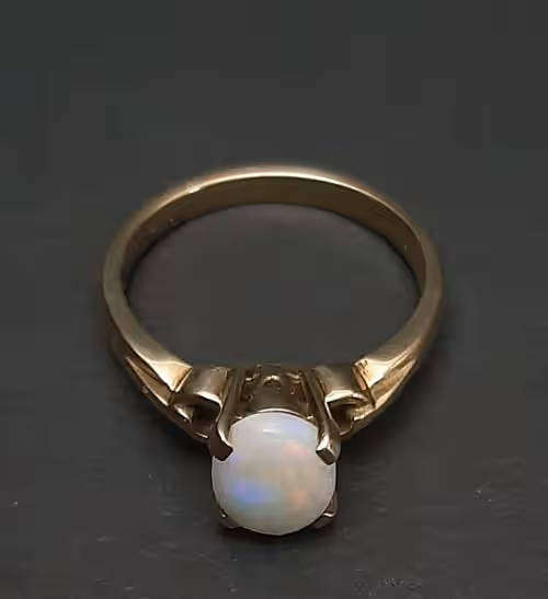 ** STUNNING: 9ct Yellow Gold & White Opal Stone Ladies' Ring (0.5 ct).**