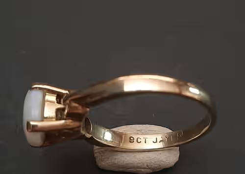 ** STUNNING: 9ct Yellow Gold & White Opal Stone Ladies' Ring (0.5 ct).**