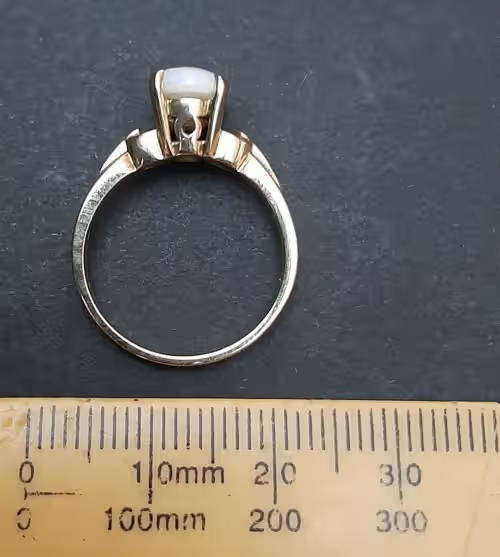 ** STUNNING: 9ct Yellow Gold & White Opal Stone Ladies' Ring (0.5 ct).**