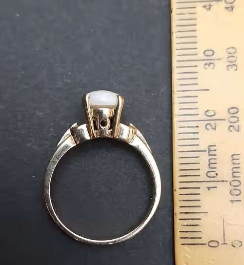 ** STUNNING: 9ct Yellow Gold & White Opal Stone Ladies' Ring (0.5 ct).**
