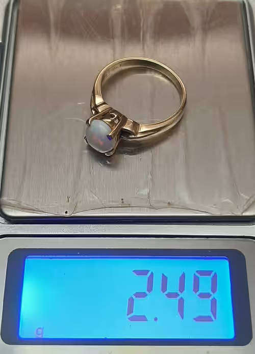 ** STUNNING: 9ct Yellow Gold & White Opal Stone Ladies' Ring (0.5 ct).**