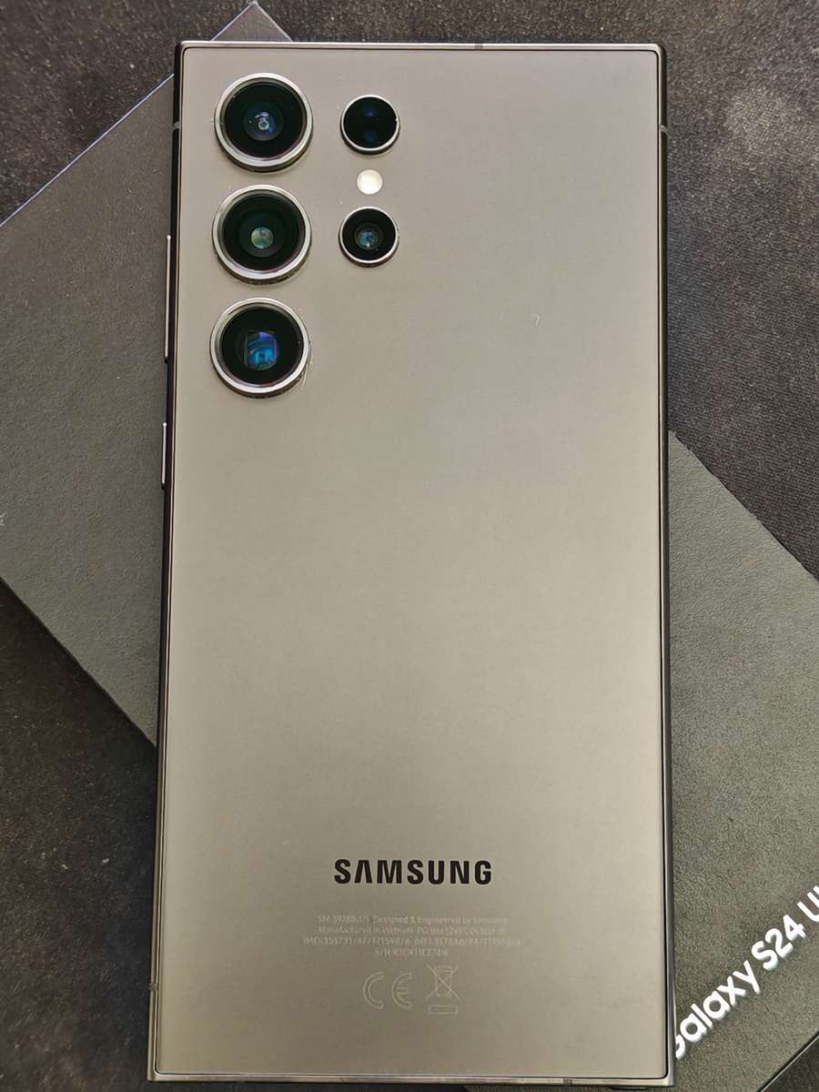 Samsung Galaxy S24 Ultra (***DAMAGED***)