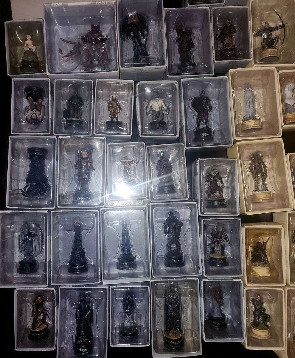 Lord of the Rings Chess Set Pieces and Magazines