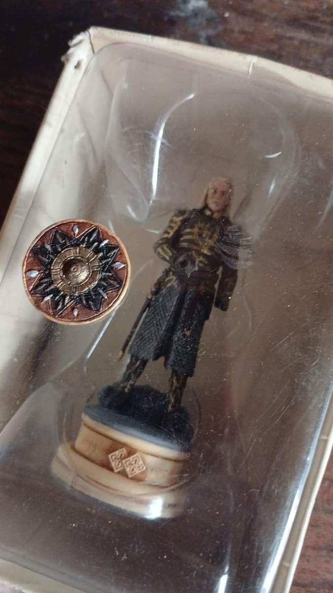 Lord of the Rings Chess Set Pieces and Magazines