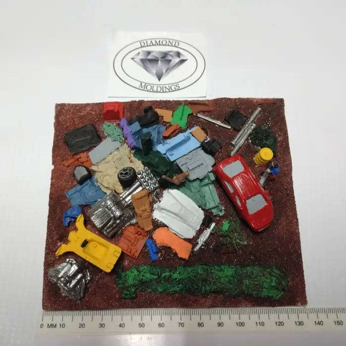 Model Trains HO 1 x Scrap yard - Big with car and tree - 134mm x 118mm x 24mm