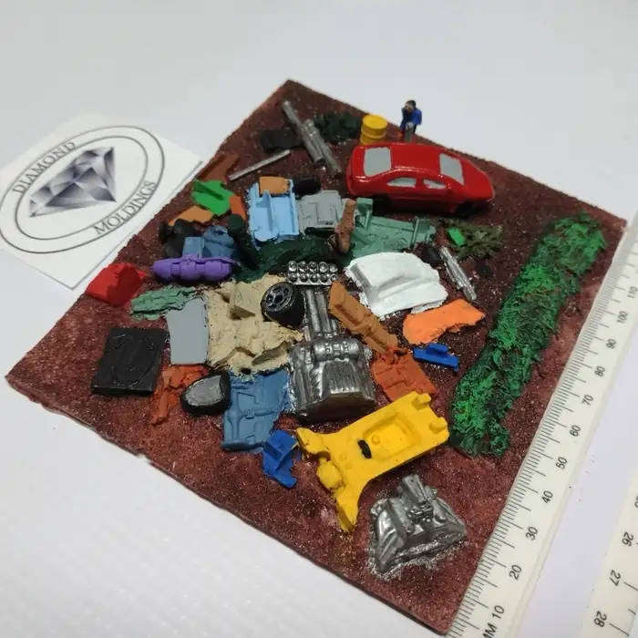 Model Trains HO 1 x Scrap yard - Big with car and tree - 134mm x 118mm x 24mm