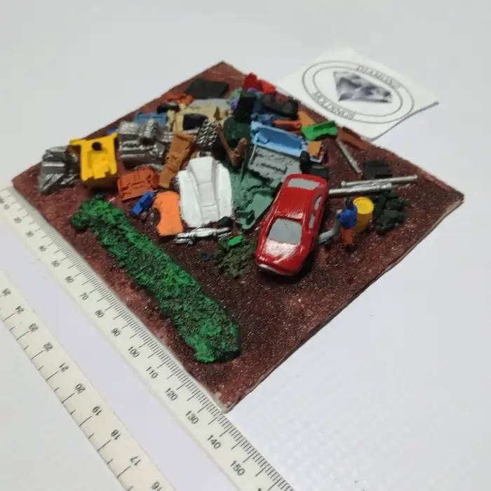 Model Trains HO 1 x Scrap yard - Big with car and tree - 134mm x 118mm x 24mm