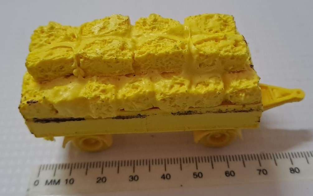 Model Trains HO 1 x Trailer Static & 1 x Hay bale (Sale) (Unpainted)