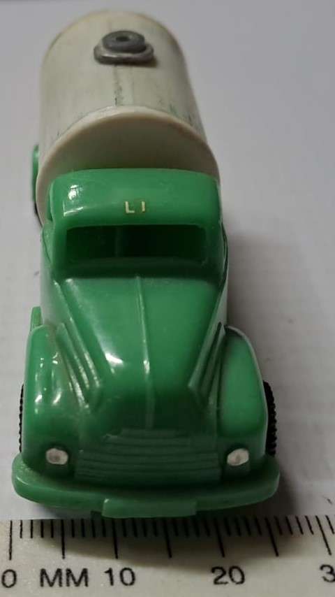 Model Trains/Cars HO 1 x Wiking Water Tanker plastic (Green-White).