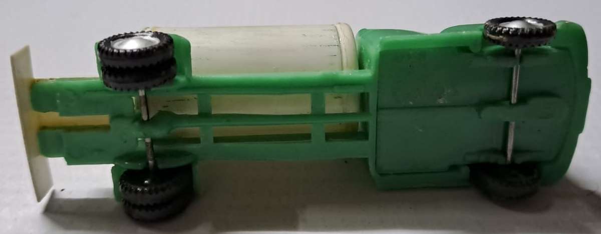 Model Trains/Cars HO 1 x Wiking Water Tanker plastic (Green-White).