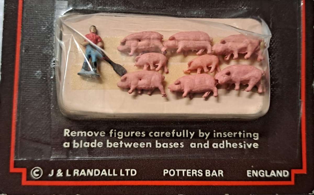 Model Trains N-Scale 8 x Pigs + 1 x Figure.