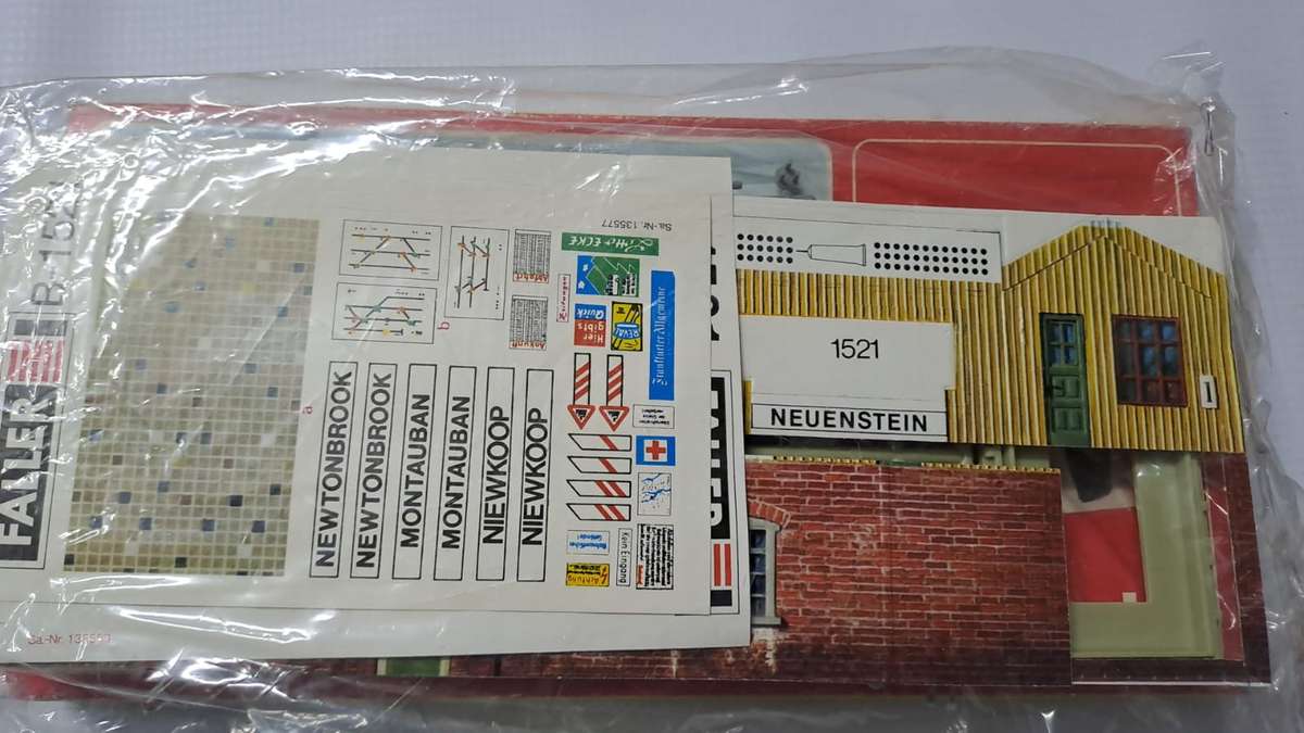 Model Trains H0-Scale 1 x Faller - Signal House. 100 x 70 x 103mm