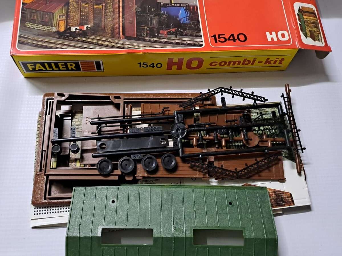 Model Trains H0-Scale 1 x Faller - Engine House. 170 x 110 x 105mm