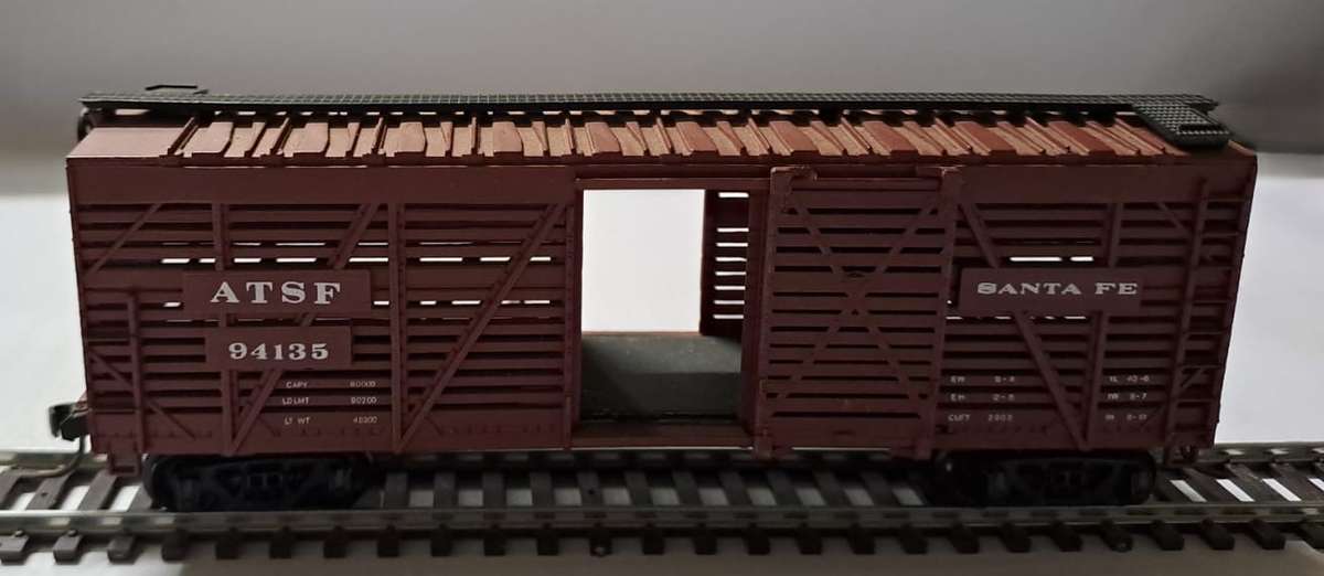 Model Trains H0-Scale 1 x Bachmann Box Car, with plastic wheels & Kadee couplers. (One missing door)