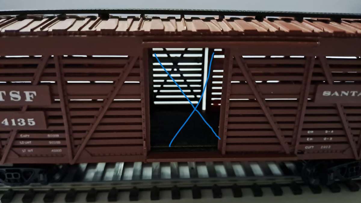 Model Trains H0-Scale 1 x Bachmann Box Car, with plastic wheels & Kadee couplers. (One missing door)