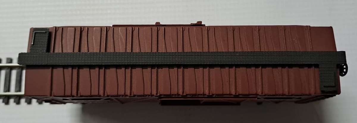 Model Trains H0-Scale 1 x Bachmann Box Car, with plastic wheels & Kadee couplers. (One missing door)