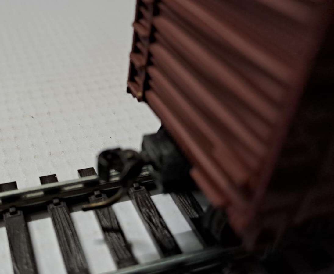 Model Trains H0-Scale 1 x Bachmann Box Car, with plastic wheels & Kadee couplers. (One missing door)