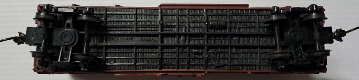 Model Trains H0-Scale 1 x Bachmann Box Car, with plastic wheels & Kadee couplers. (One missing door)