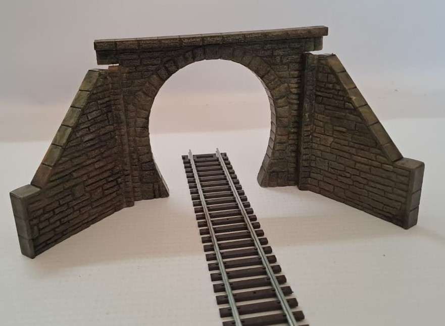Model Trains H0-Scale 1 x Tunnel Port Single plastic. 170 x 85 x 60mm