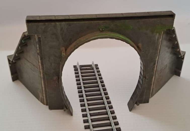 Model Trains H0-Scale 1 x Tunnel Port Single plastic. 170 x 85 x 60mm