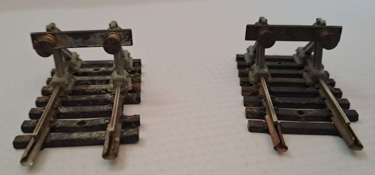 Model Trains HO 2 x End Stops/Buffers.
