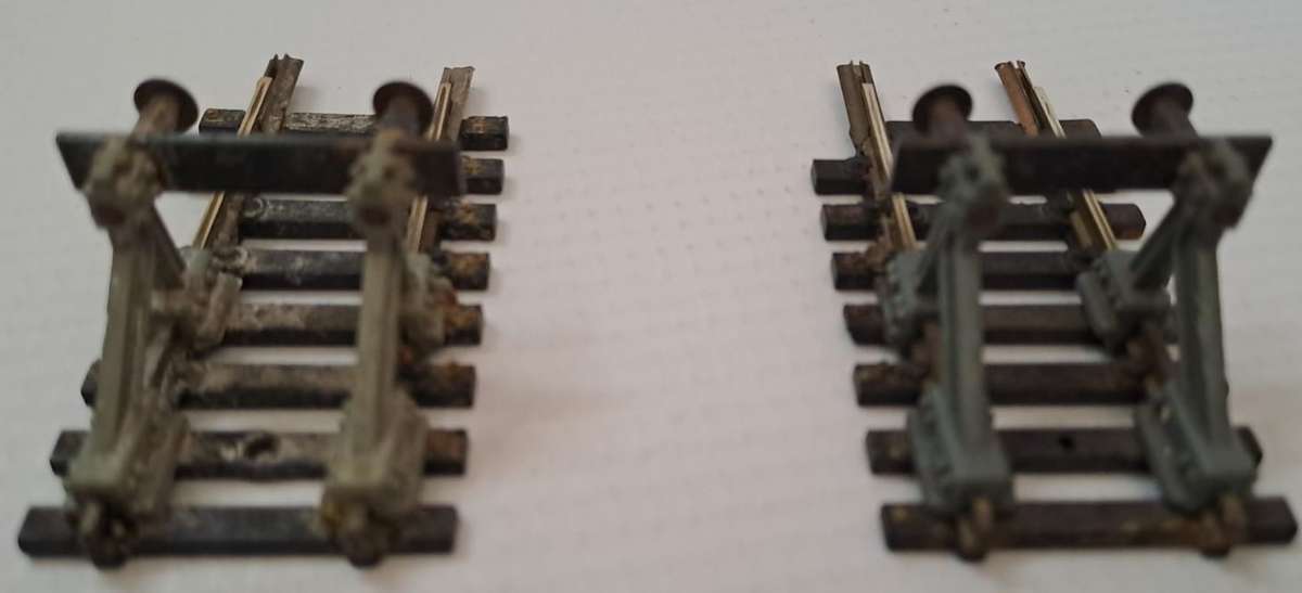 Model Trains HO 2 x End Stops/Buffers.
