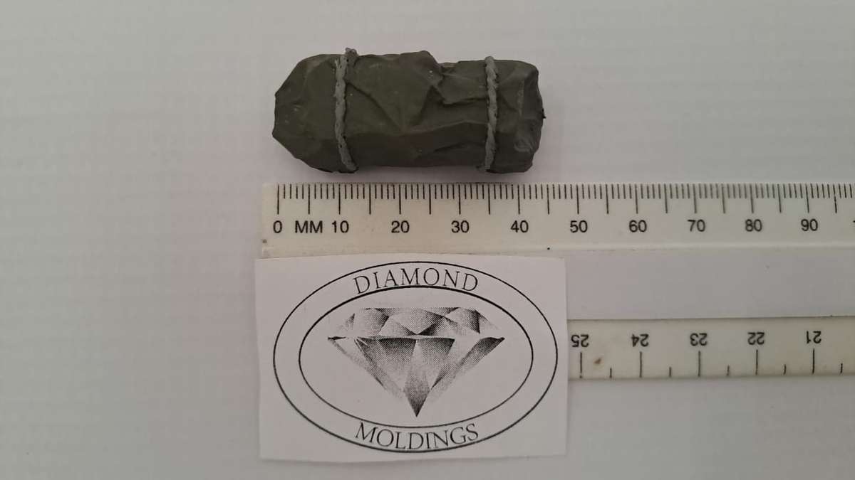 Model Trains HO 1 x Car Old under Tarpaulin (x2) - 52 x 19 x 20 & 44 x 17 x 16mm