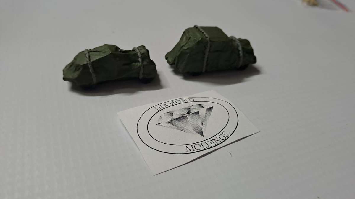 Model Trains HO 1 x Car Old under Tarpaulin (x2) - 52 x 19 x 20 & 44 x 17 x 16mm