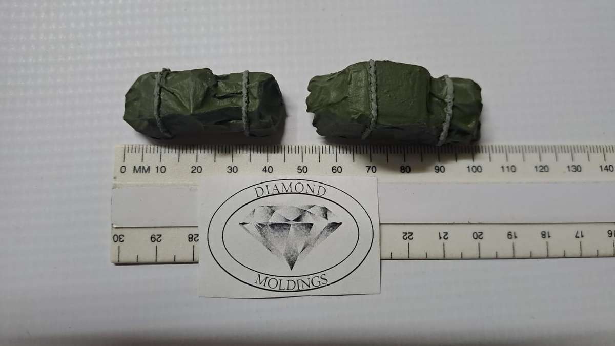 Model Trains HO 1 x Car Old under Tarpaulin (x2) - 52 x 19 x 20 & 44 x 17 x 16mm