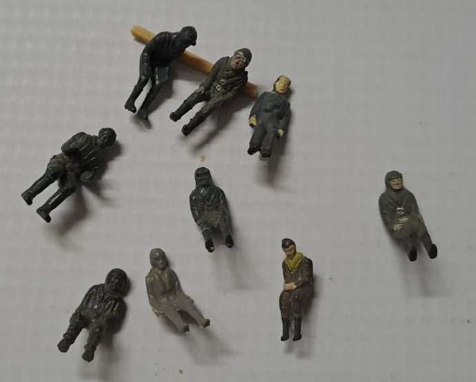 Model Trains 1:72 OO - 9 x Aircraft figures.