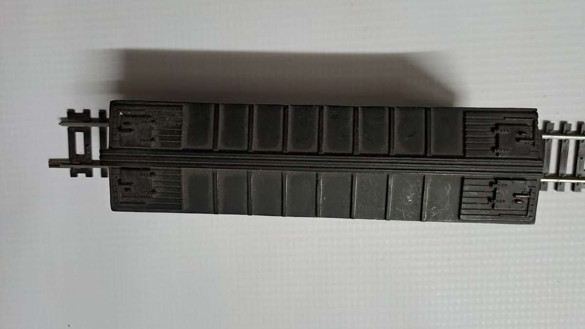 Model Trains HO 1 x Life Like Swift Box Car, with plastic wheels & Horn hooks couplers.