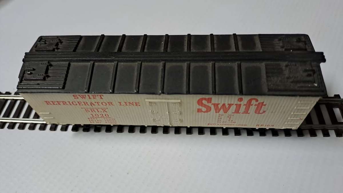 Model Trains HO 1 x Life Like Swift Box Car, with plastic wheels & Horn hooks couplers.