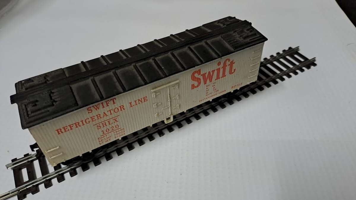 Model Trains HO 1 x Life Like Swift Box Car, with plastic wheels & Horn hooks couplers.