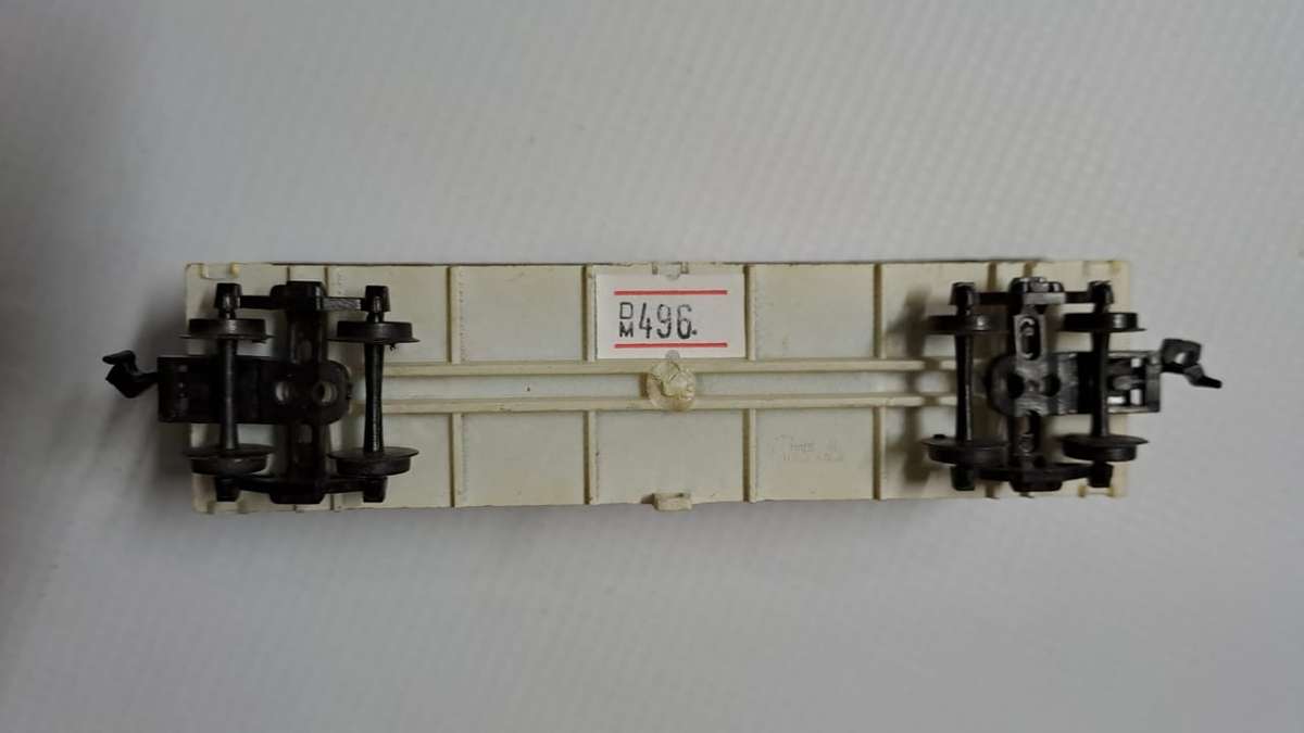 Model Trains HO 1 x Life Like Swift Box Car, with plastic wheels & Horn hooks couplers.