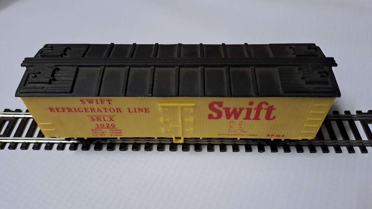 Model Trains HO 1 x Life Like Swift Box Car, with plastic wheels & Horn hooks couplers.