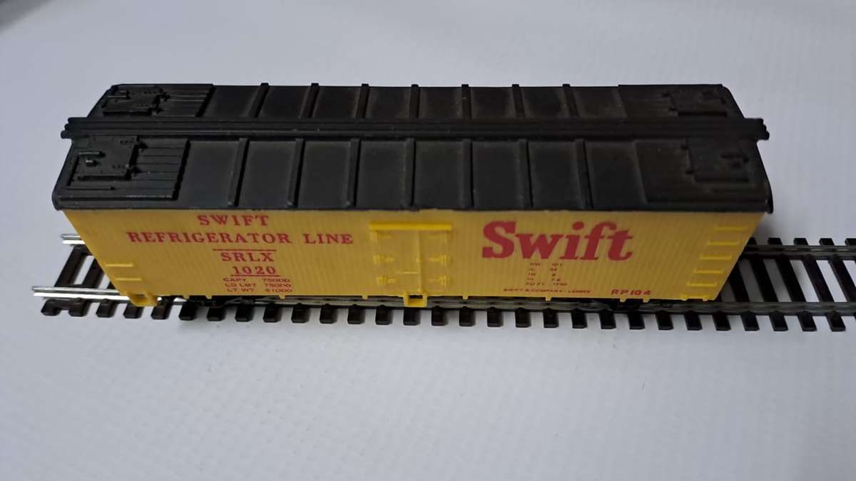 Model Trains HO 1 x Life Like Swift Box Car, with plastic wheels & Horn hooks couplers.