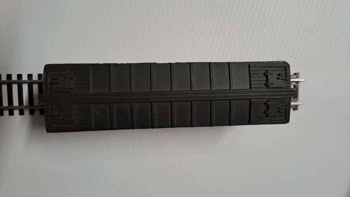 Model Trains HO 1 x Life Like Swift Box Car, with plastic wheels & Horn hooks couplers.