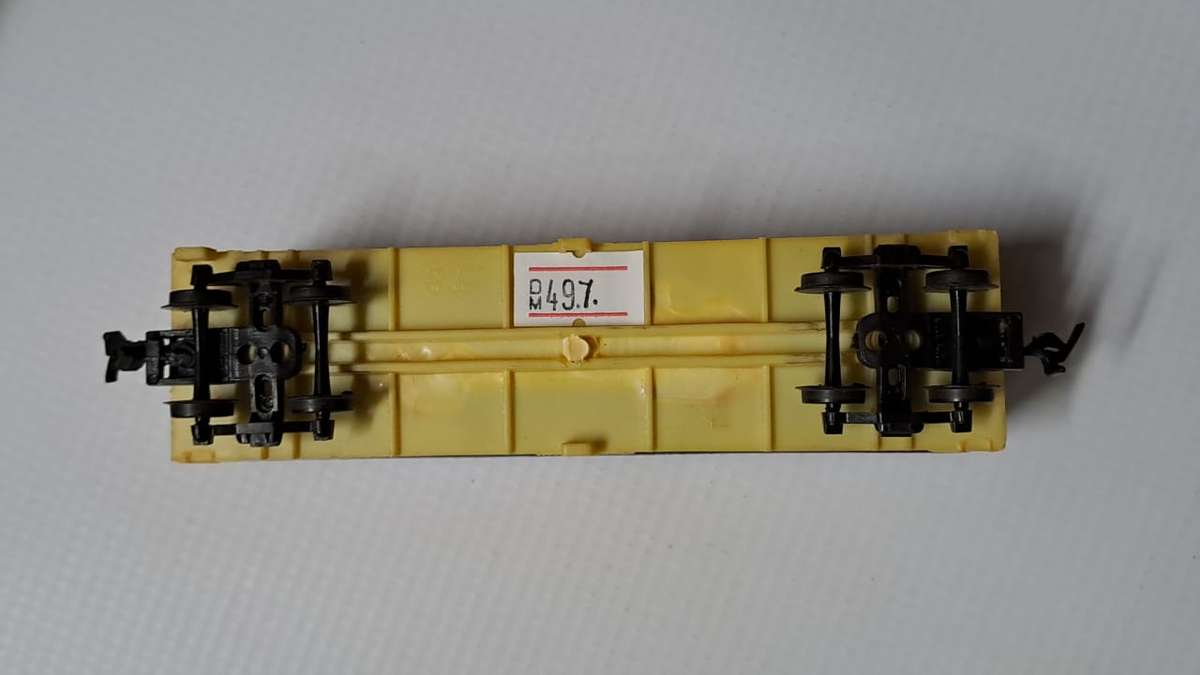Model Trains HO 1 x Life Like Swift Box Car, with plastic wheels & Horn hooks couplers.