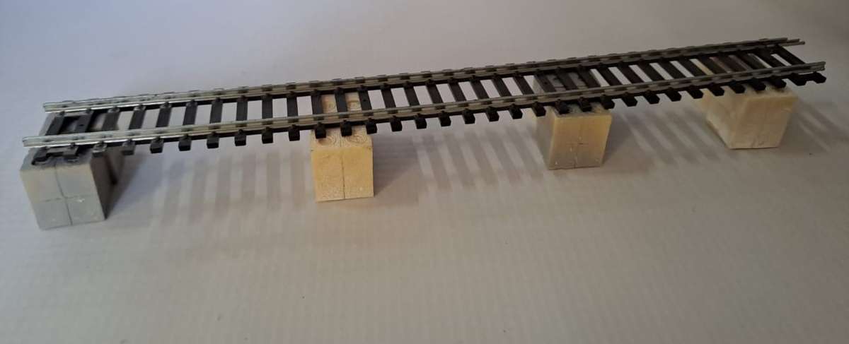 Model Trains HO 8 x Bridge Pillars (Unpainted)