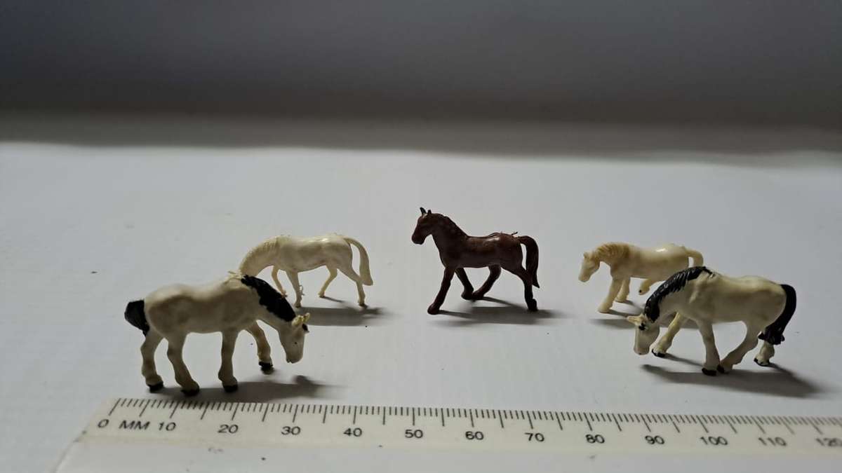 Model Trains H0-Scale 5 x Horses.