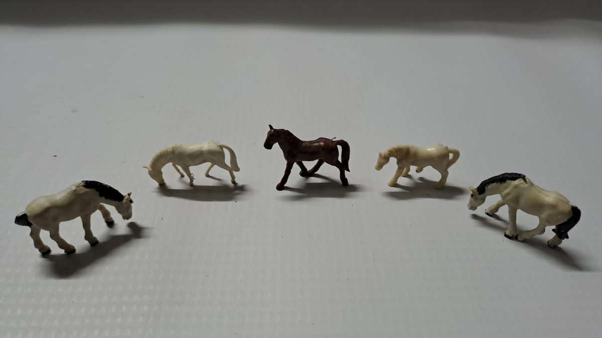 Model Trains H0-Scale 5 x Horses.
