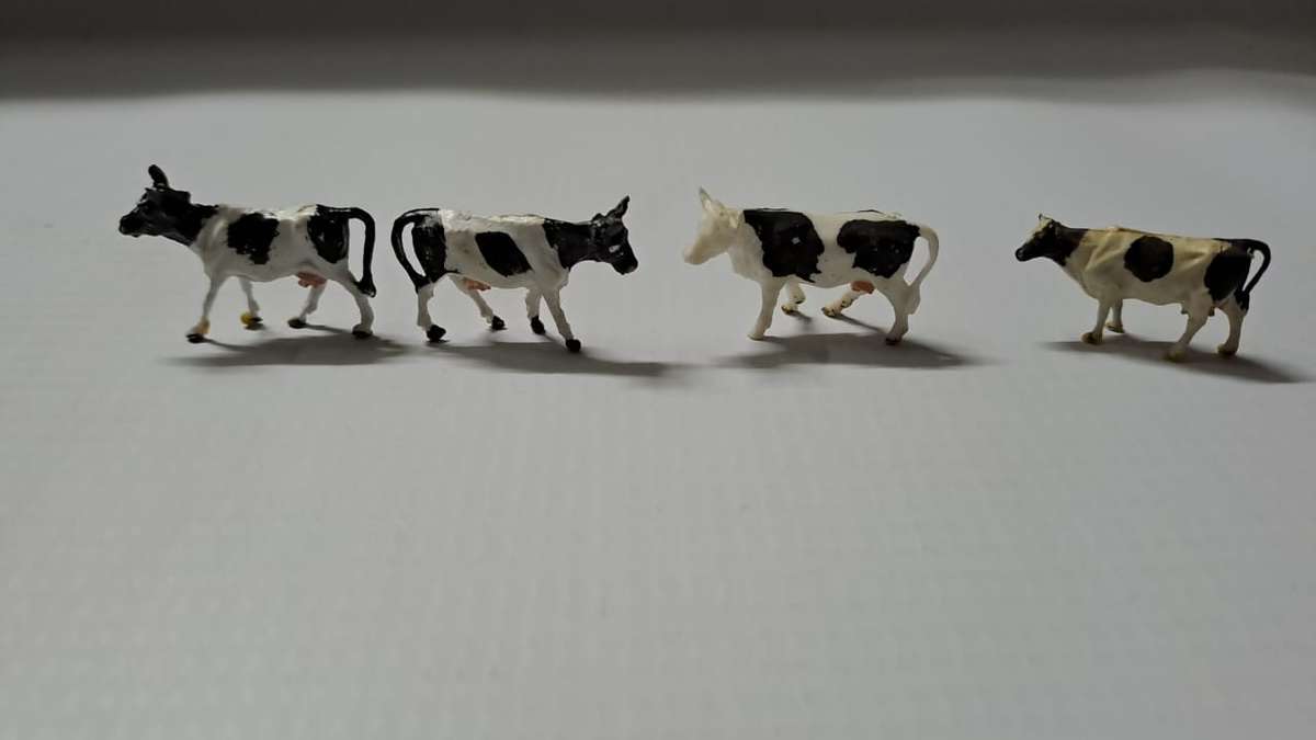 Model Trains H0-Scale 4 x Cows.