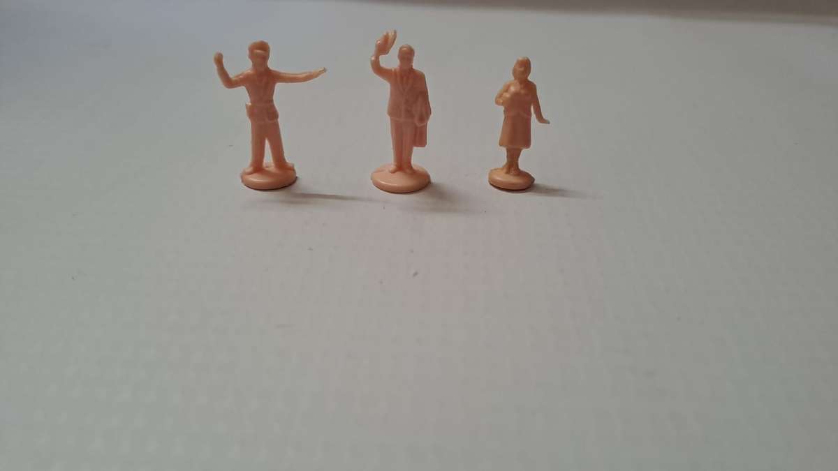 Model Trains 1:87 HO 3 x Unpainted Figures.