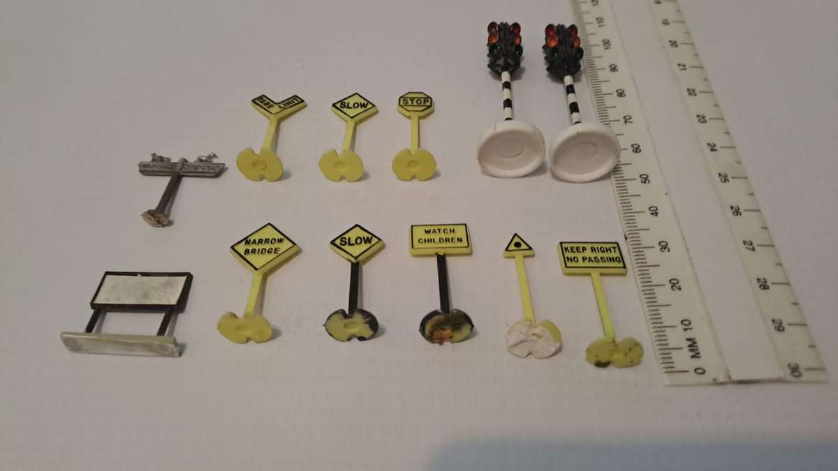 Model Trains 1:87 HO 12 x Road Signs.